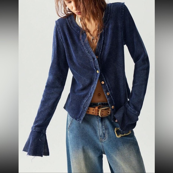 - Luxe button detail bell sleeve long sleeve top - Picture 7 of 8